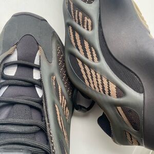 Adidas Mens Yeezy 700 V3 GY0189 Clay Brown - Size 11